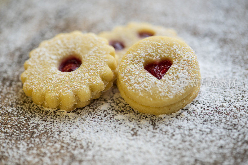 典型的奥地利圣诞饼干“Linzer Augen”